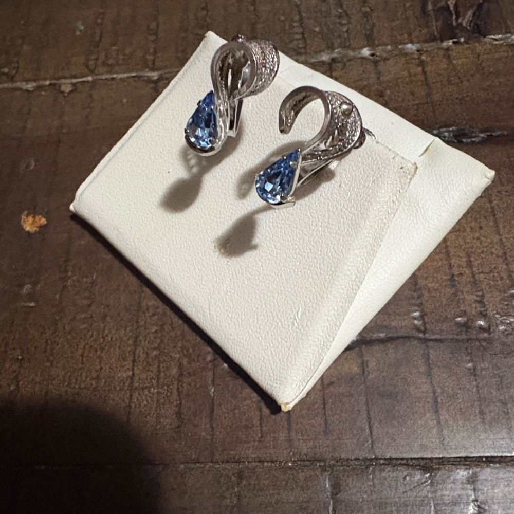 Vintage Jay Flex Sterling Screw Back Elegant Silver and Blue Teardrop Earrings
